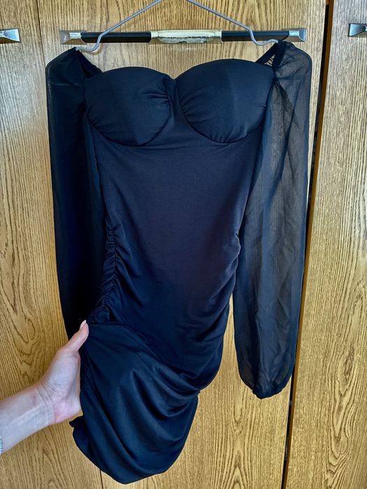 Черна рокля с набрана кройка