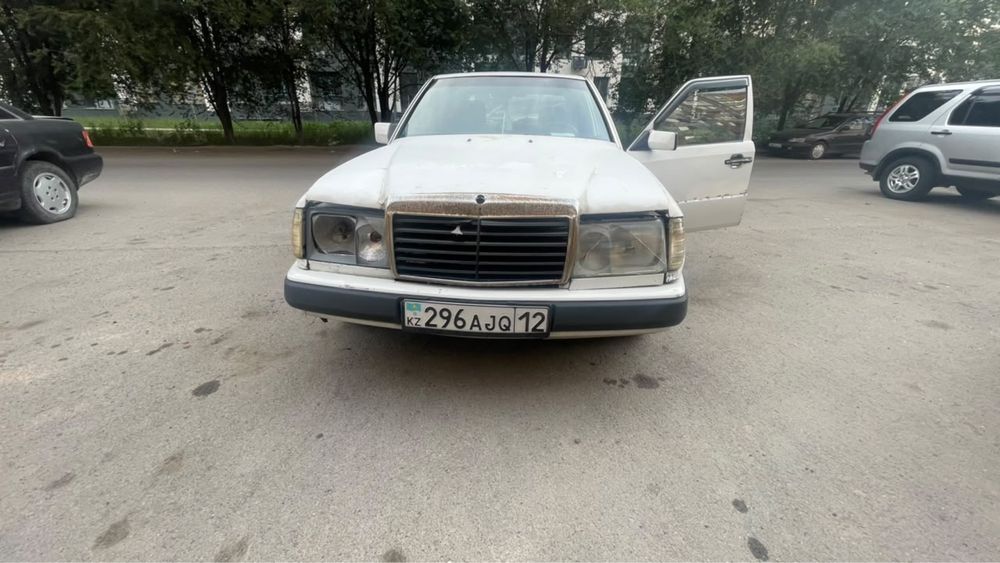 Мерседес Бенс E200