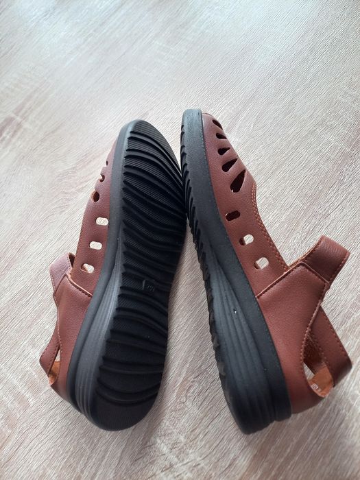 Дамски обувки модели в кафяво и черно.