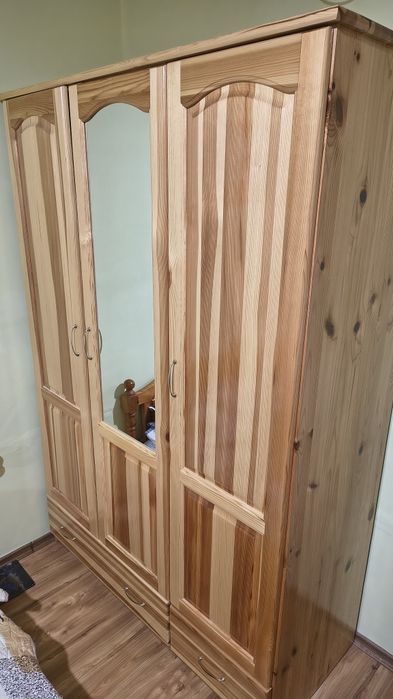 Трикрилен гардероб от чам.