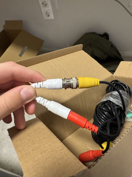 8 бр камери за видеонаблюдение + записващо у-во