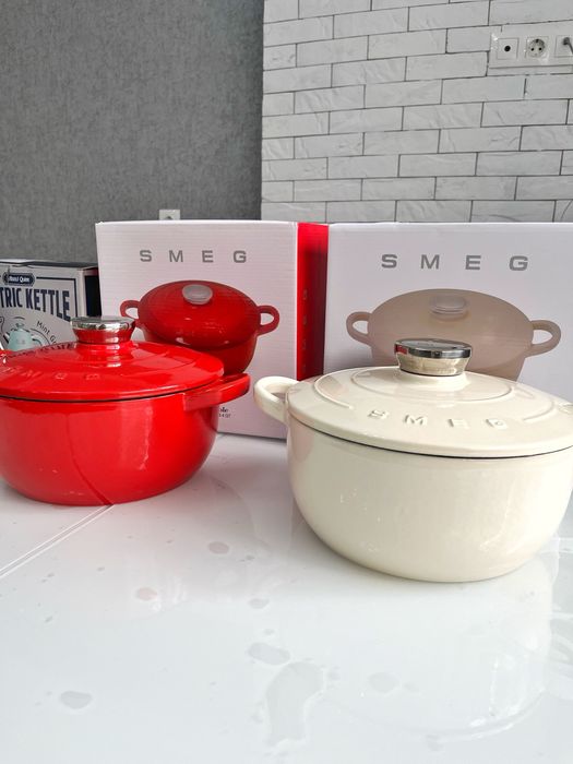 Казан SMEG в двух цветах.