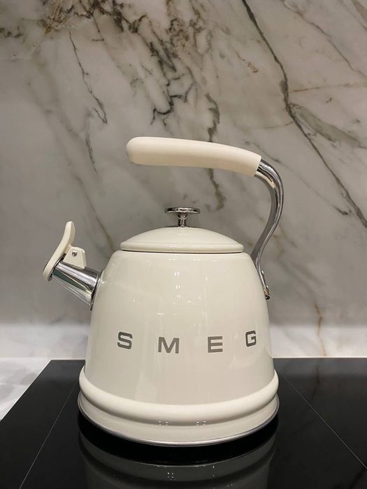 Классический чайник для плиты со свистком Smeg Whistling Kettle