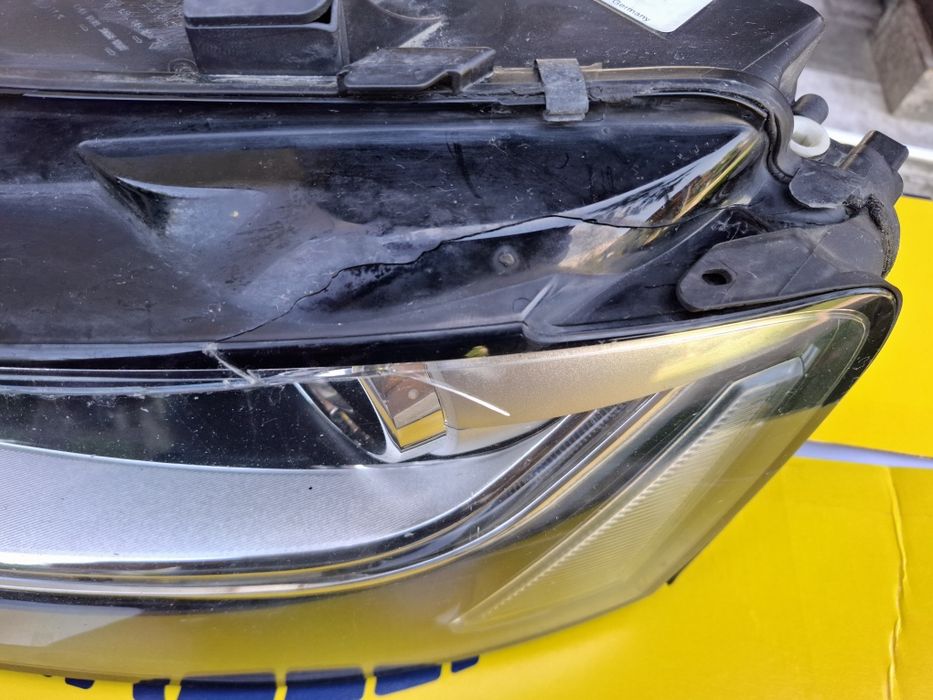 Vand far audi a4 b8 cu bixenon
