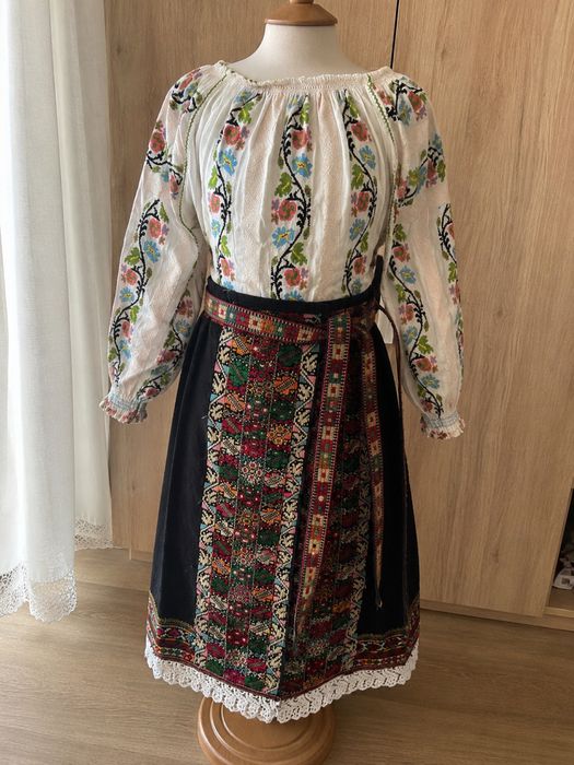 Costum popular tradițional vechi pentru fetiță – Moldova, Bacău – ie, Catrinta/peșteman și bete