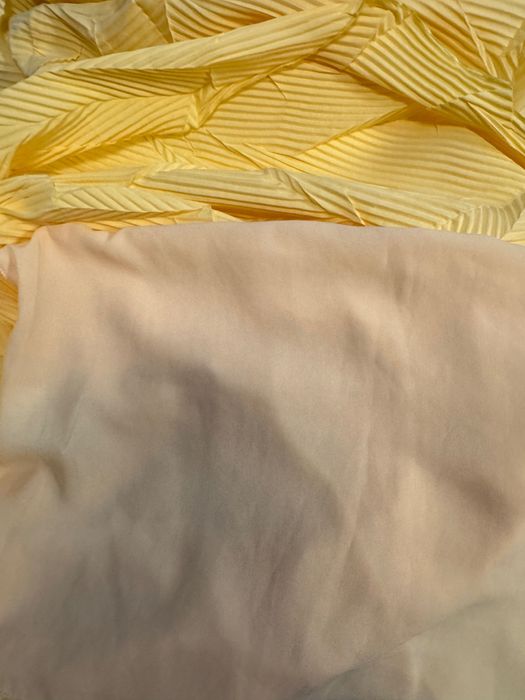 Лятна релефна жълта рокля