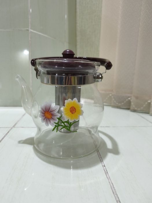 Заварочные чайники 2 л - 30000 сум,  и 0.6 л - 10000 сум, б/у