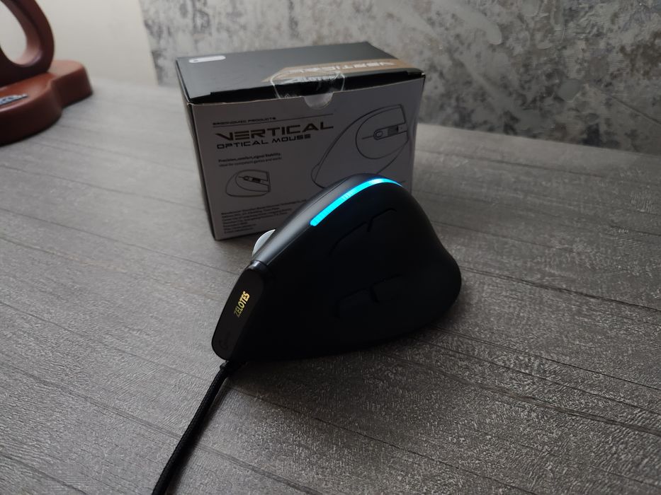 Вертикальная мышь компьютерная.