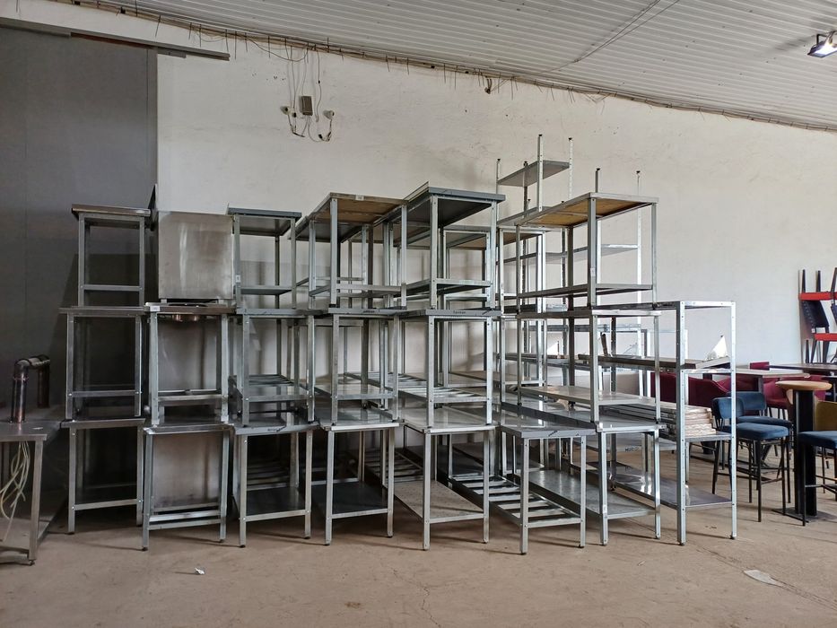 Диваны, отличные стулья, столы