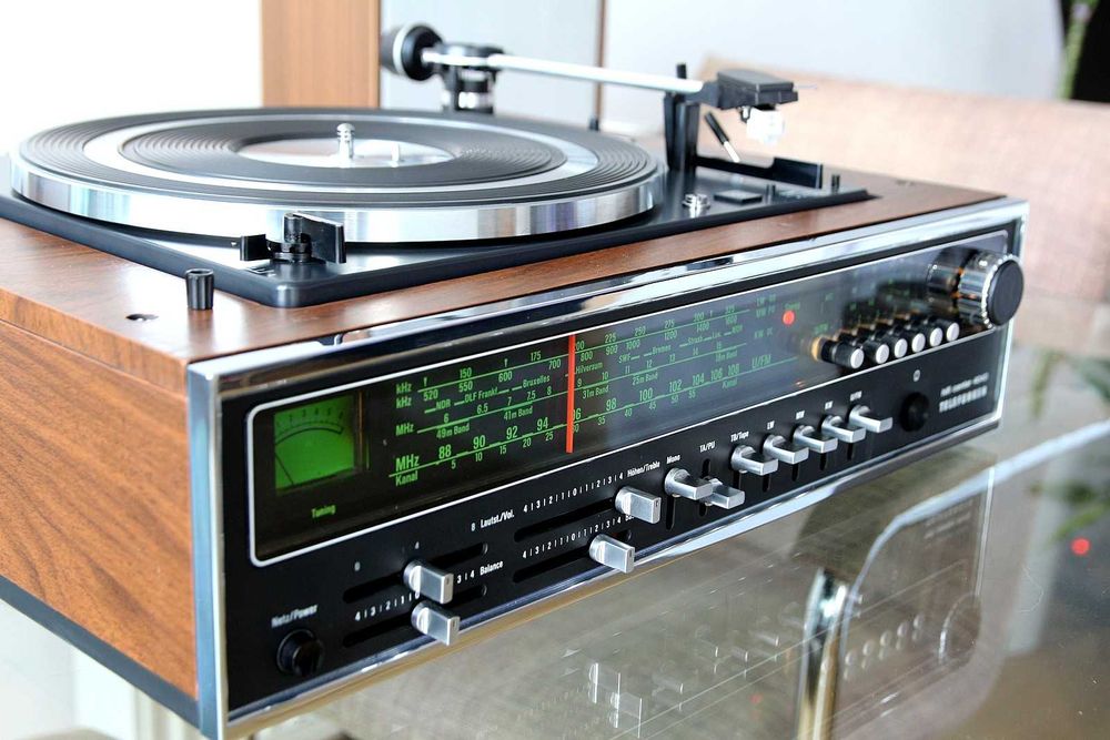 Telefunken 4040 HI-FI center cu pick-up PE 3046 , radio si amplificare 2 X 22 Wati 4 Ohmi si boxe Dual CL 136 complet revizuit