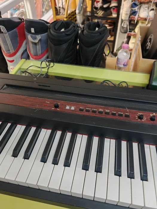 Дигитално пияно Roland EP-77