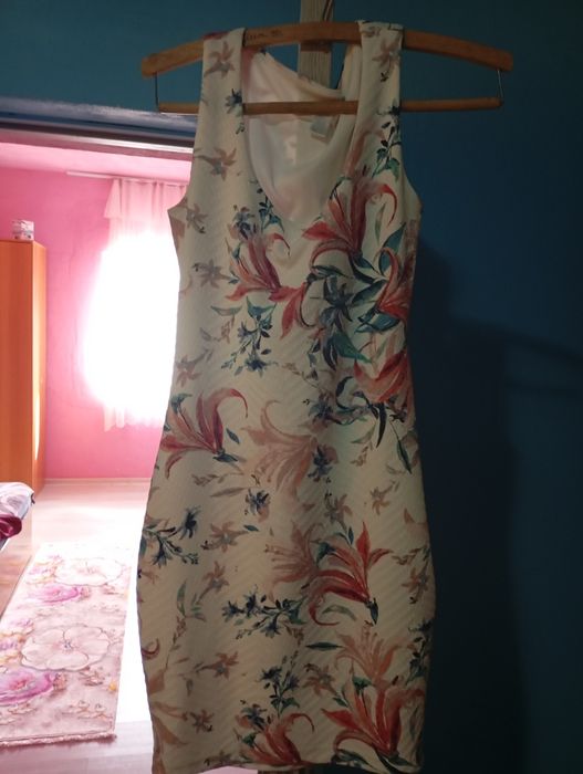 Haine de vânzare și noi și în stare buna unele .