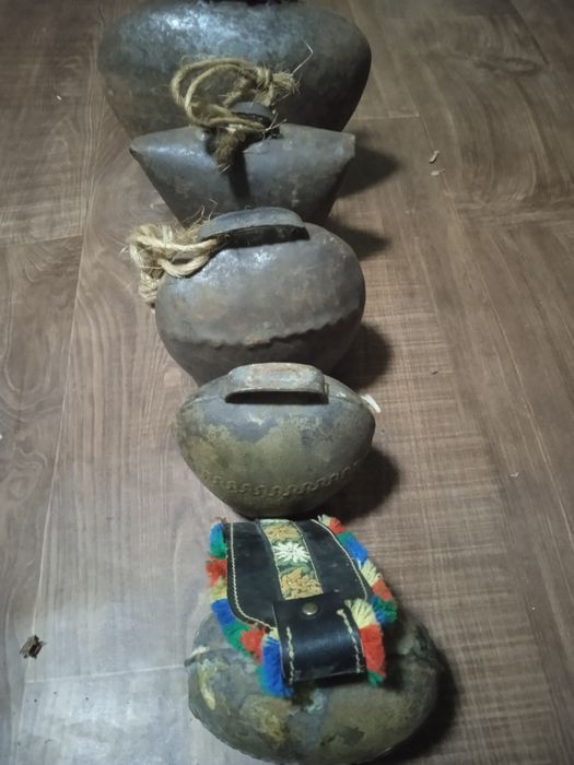 Vând clopotele de pus pe animale