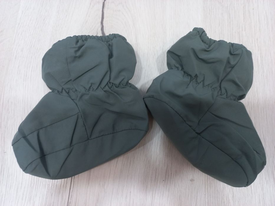 Водоотблъскващ гащеризон с допълнителни шапка, ръкавички и буйки