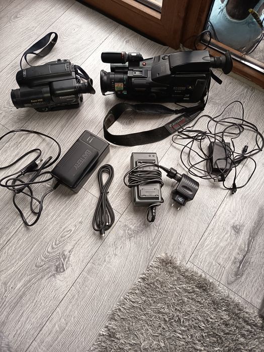 Lot de aparate video/foto Vechi Hitachi și Panasonic,acumulatoare etc