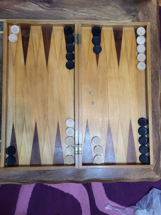 Vând cutie de lemn ptr jocul de table și sah cu puluri și zaruri