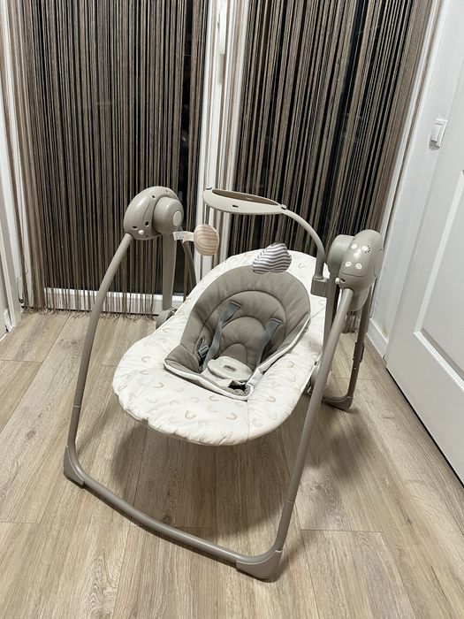 Leagăn electric Chicco Swing & Play, varianta de culoare Vanilla (bej cu model discret cu curcubee).