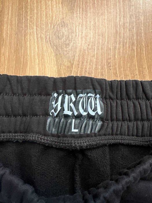 Pantaloni MadeBySociety cu eticheta (nu Nike, Gucci, Adidas, Balenciaga)