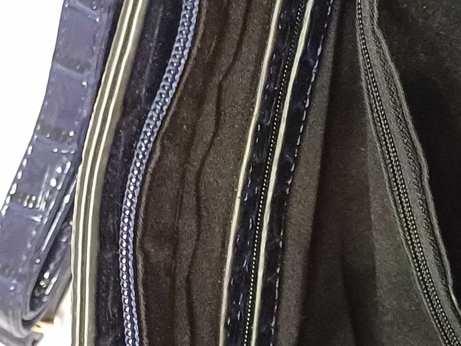 Стилна чанта, изключително красиво индигово синьо,удобно разпределение