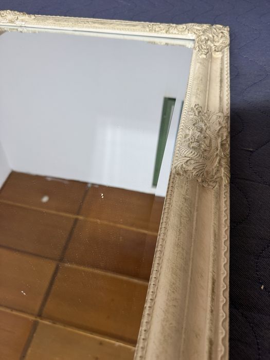 Oglindă de perete 80 × 60 cm, cu ramă albă decorativă