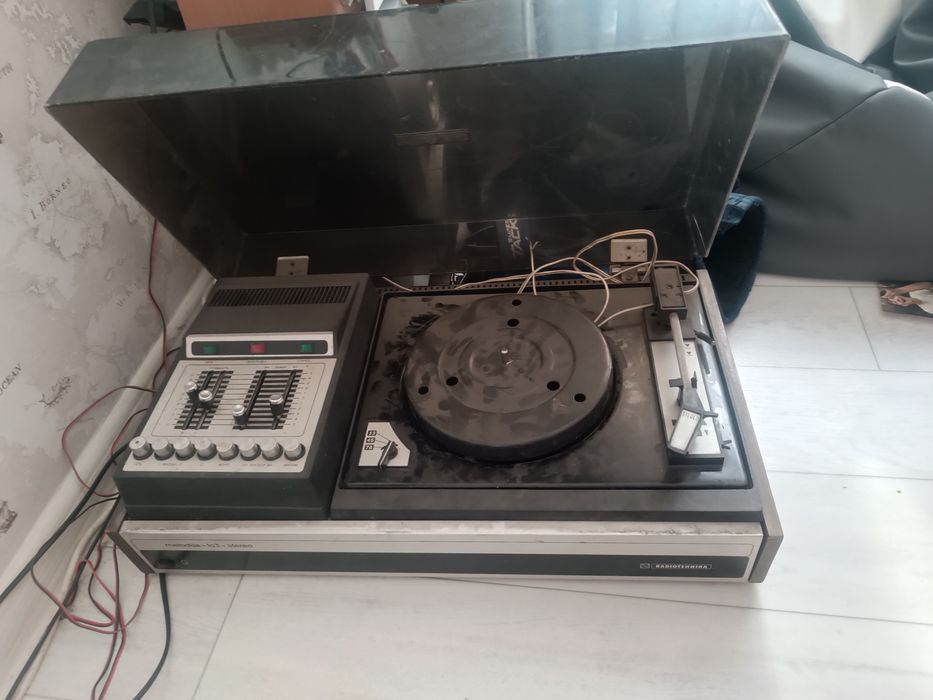 Продам виниловый проигрыватель ссср