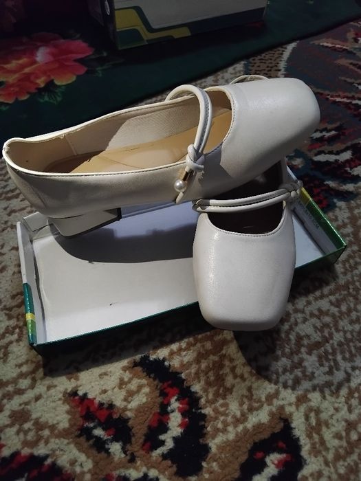 Qizlar oyoq kiyimi . Tufli 1 marta kiyilgan va sig'may qolgan