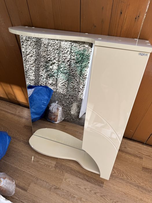 Шкаф с зеркалом в ванную