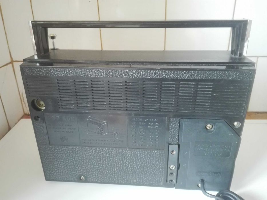 Радиокасетофон SHARP , радио VEF 206 и съветска кинокамера " Quarz".