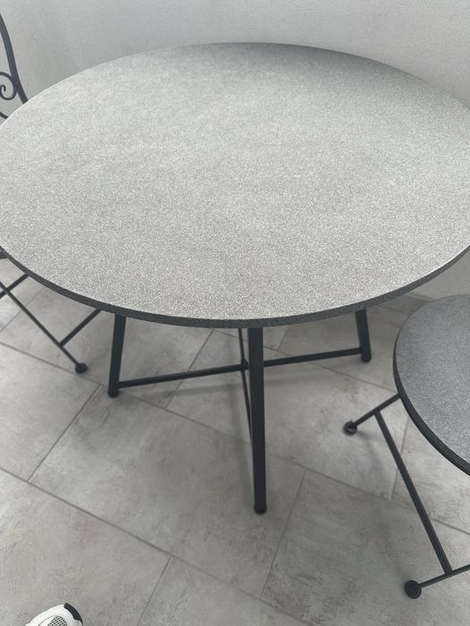 Masă si scaune in stare nouă