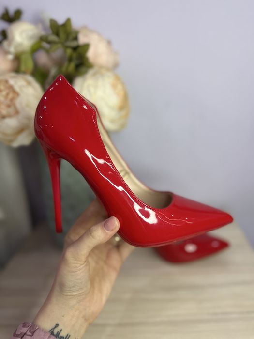 Червени обувки на висок ток