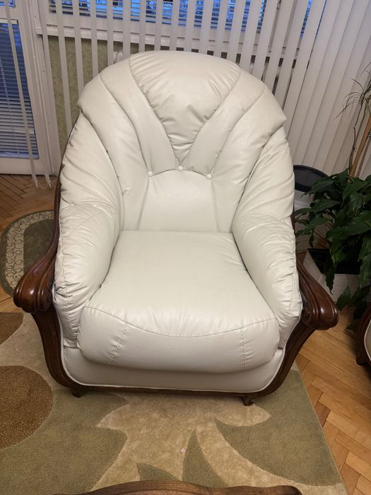 Бял кожен диван с кресло