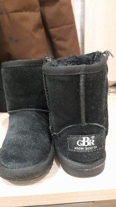 Продам угги. В подарок ветровка.