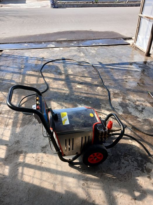 Продаётся карчер высокого давление в хорошем состоянии работает отличн