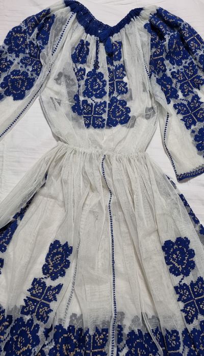 Costum traditional cusut pe tul