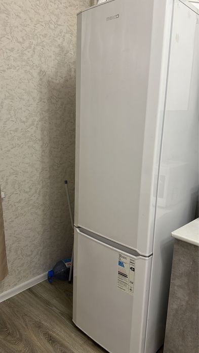 Продам холодильник требует внимания