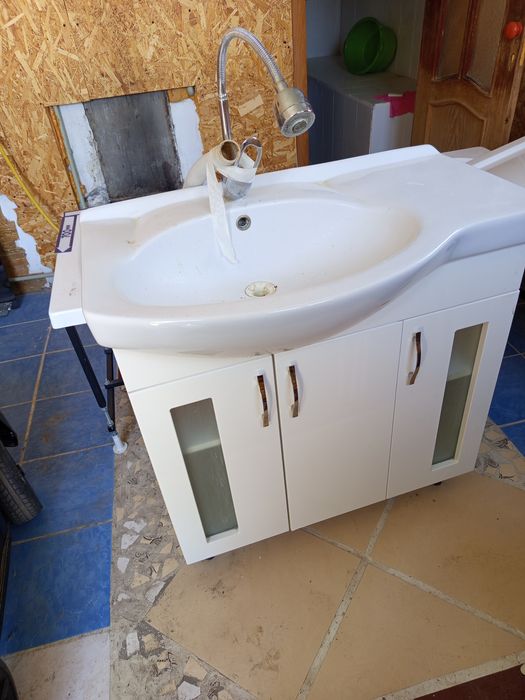 Умывальник с зеркалом