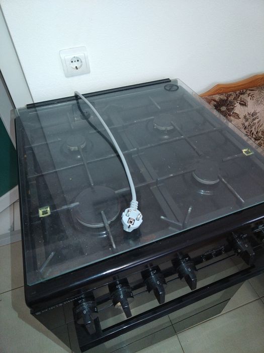 Aragaz Electrolux cu cuptor electric