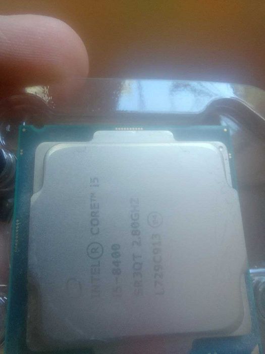 Продавам 6 ядрен процесор i5-8400 LGA 1151