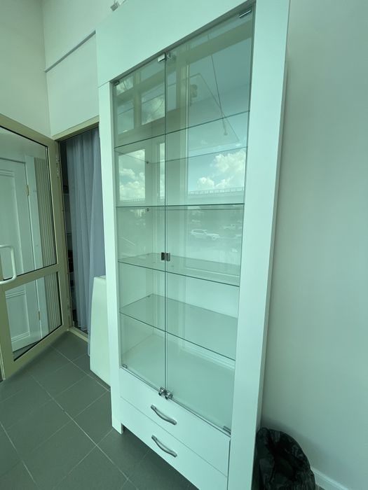 Шкаф витрина продается