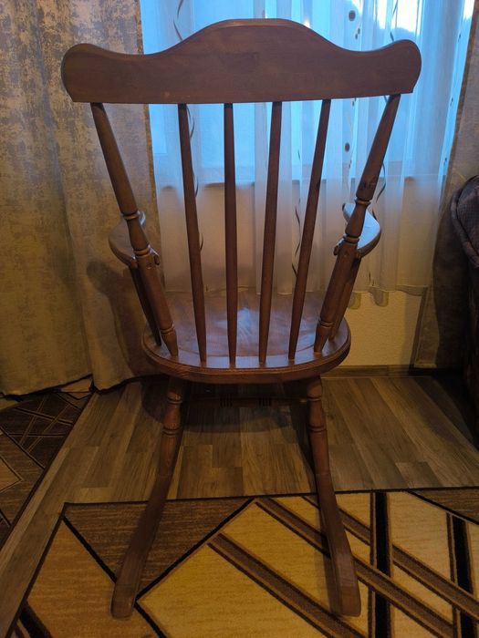 Дървени люлеещи се столове