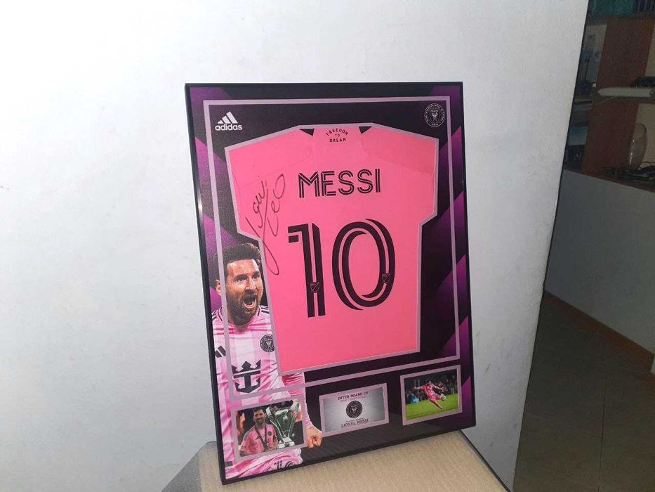 Форма Месси в рамке.Сезон 2024/25г Messi Inter Miami T-shirt in frame.