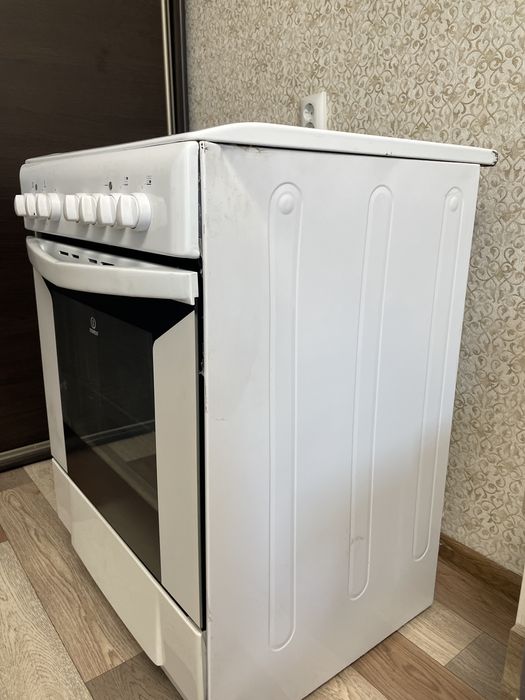 Продам электрическую плиту Indesit