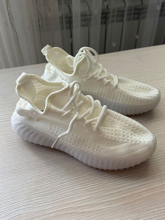 Женские кроссовки