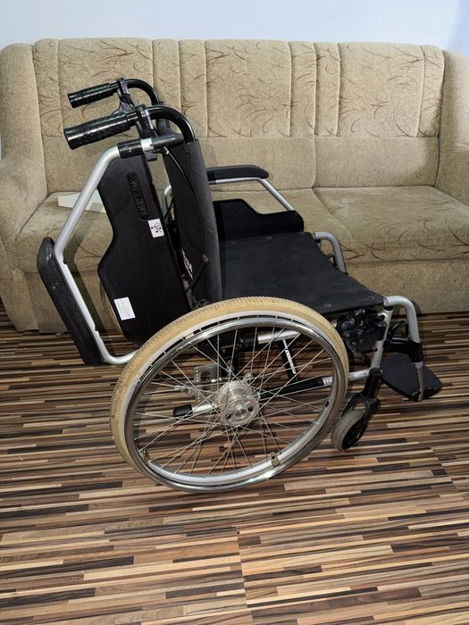 Carut scaun rulant medical handicap dizabilitati batrani (ca nou)