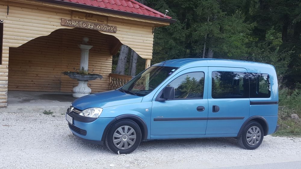Продавам пътнически пикап.