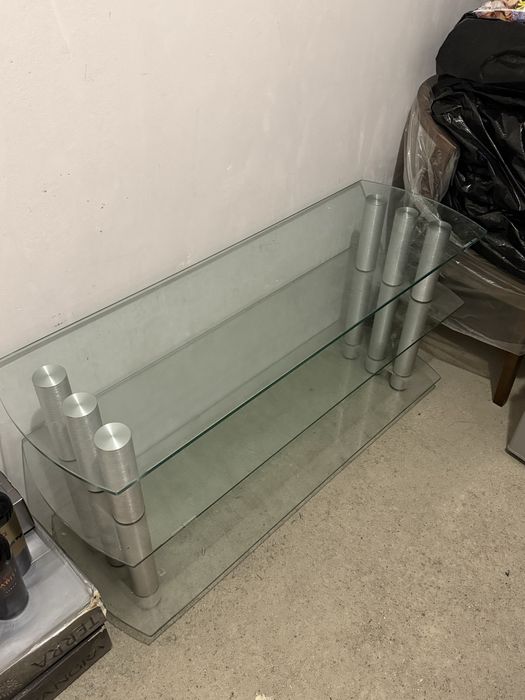 Стъклена маса хол