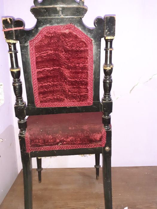 Diverse piese de mobilier vechi(scaune ,cuiere Thonet,mobila nuc,masa