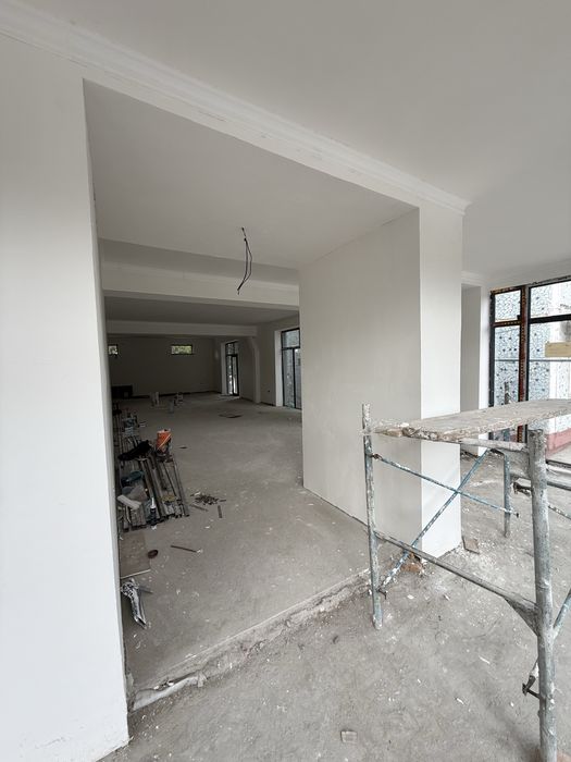 Дўконлар ижарага берилади. 160 кв + 160 кв ертўла. ЧИНАР МОЛ рўпараси.