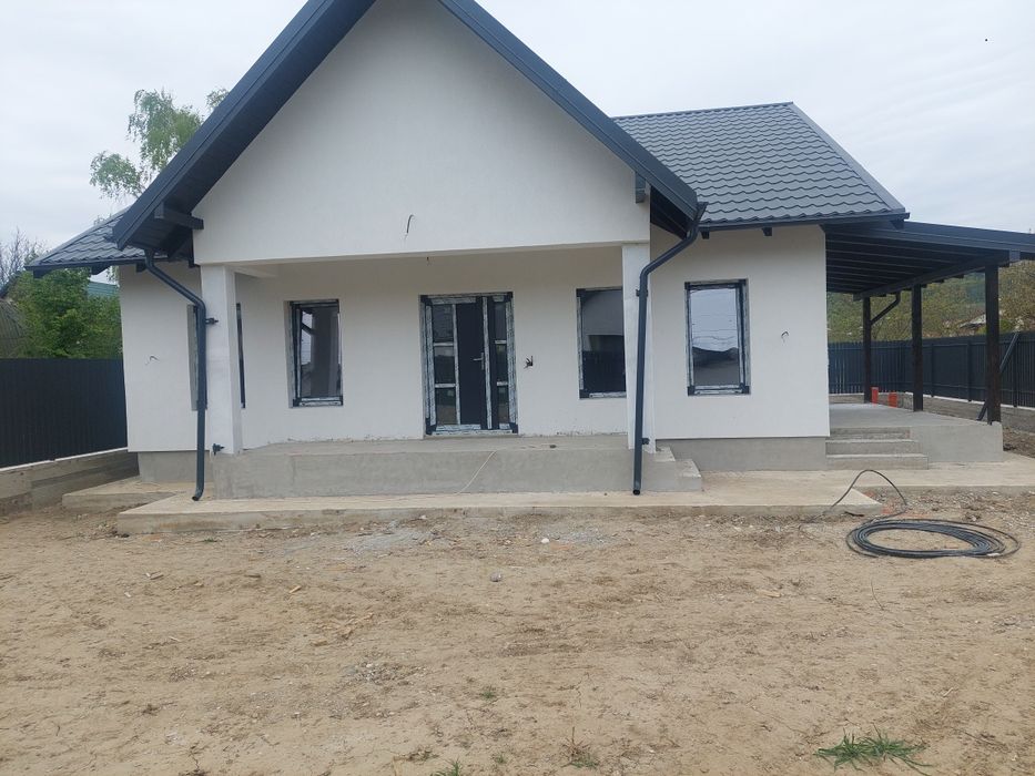 Vând casa la cheie în Hemeius