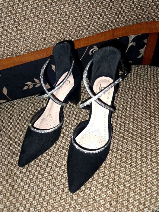 Элегантные вечерние туфли с камнями и на каблучке